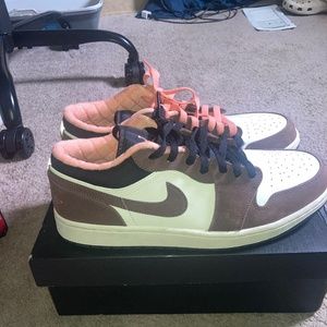 Selling air Jordan 1 low mochas